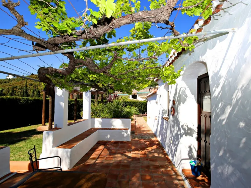 Exclusive and unique of its kind: a 16.000m2 Andalusian vacation resort with horse farm between Frigiliana and Nerja - with a built-up area of more than 1.600m2! In total, the resort has nine bedrooms, ten bathrooms and two guest toilets, spread over two 