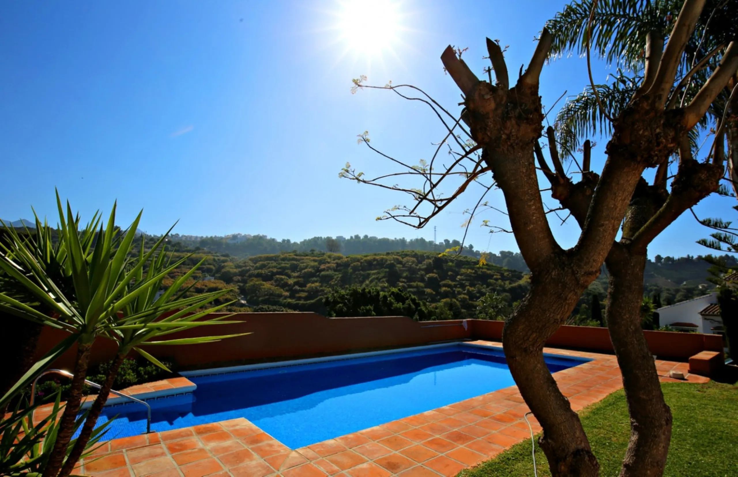 Exclusive and unique of its kind: a 16.000m2 Andalusian vacation resort with horse farm between Frigiliana and Nerja - with a built-up area of more than 1.600m2! In total, the resort has nine bedrooms, ten bathrooms and two guest toilets, spread over two 