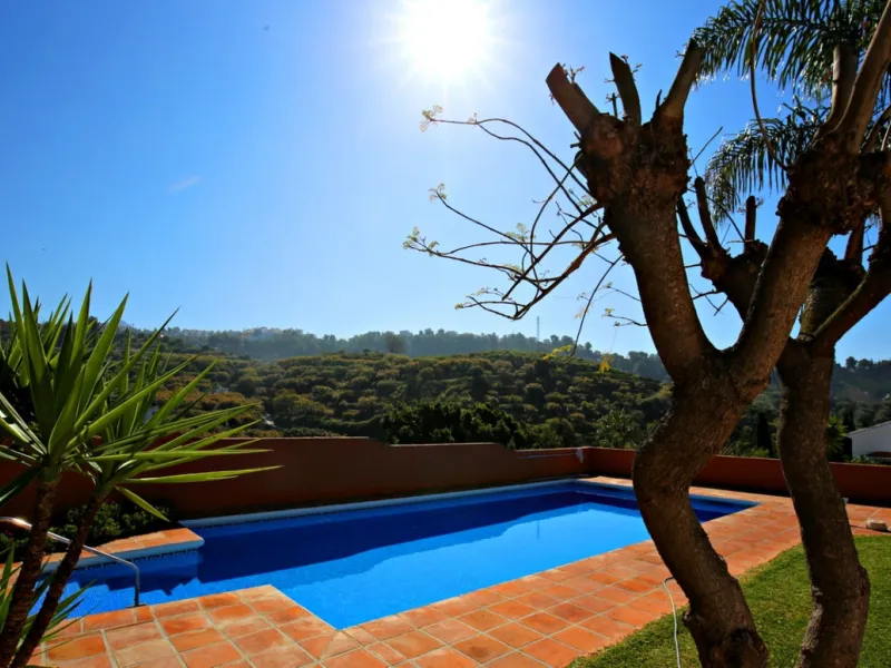 Exclusive and unique of its kind: a 16.000m2 Andalusian vacation resort with horse farm between Frigiliana and Nerja - with a built-up area of more than 1.600m2! In total, the resort has nine bedrooms, ten bathrooms and two guest toilets, spread over two 
