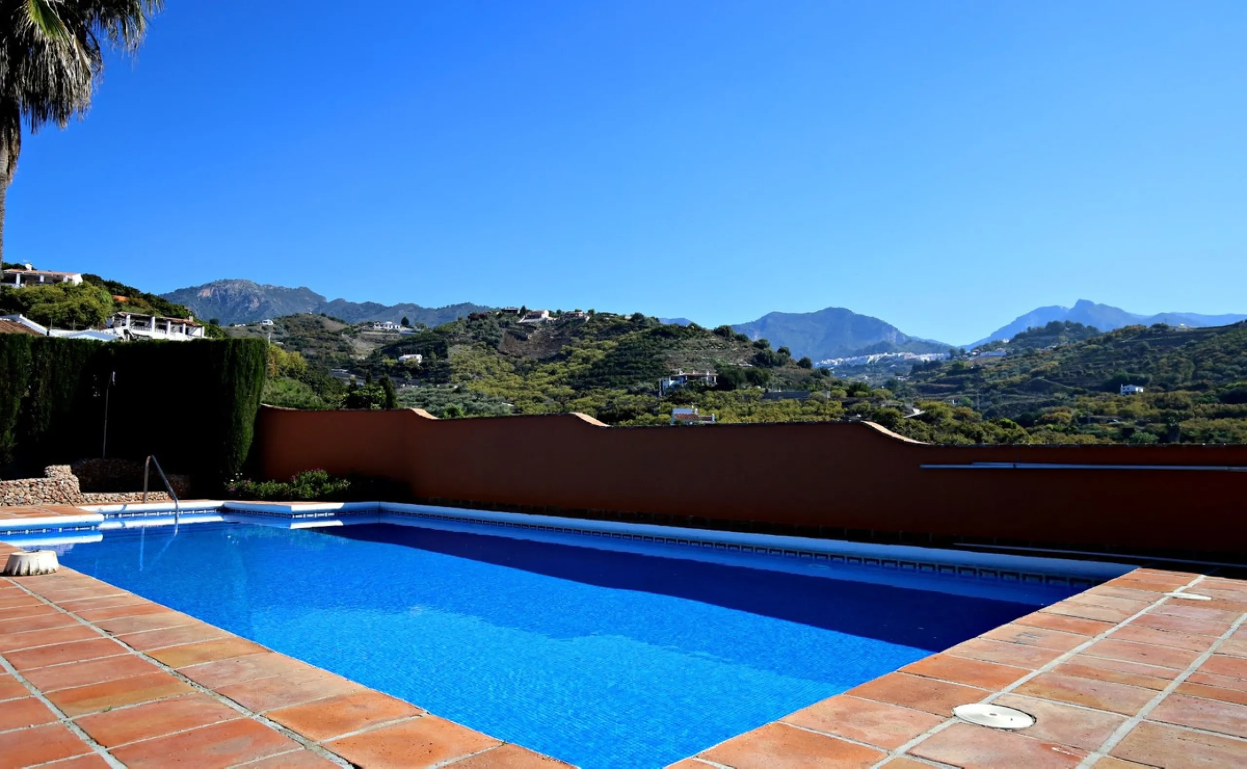 Exclusive and unique of its kind: a 16.000m2 Andalusian vacation resort with horse farm between Frigiliana and Nerja - with a built-up area of more than 1.600m2! In total, the resort has nine bedrooms, ten bathrooms and two guest toilets, spread over two 