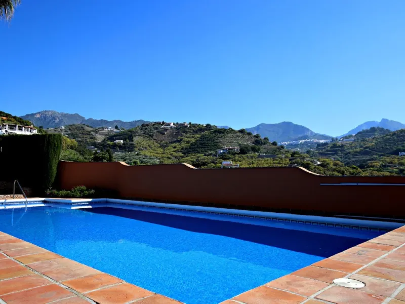 Exclusive and unique of its kind: a 16.000m2 Andalusian vacation resort with horse farm between Frigiliana and Nerja - with a built-up area of more than 1.600m2! In total, the resort has nine bedrooms, ten bathrooms and two guest toilets, spread over two 