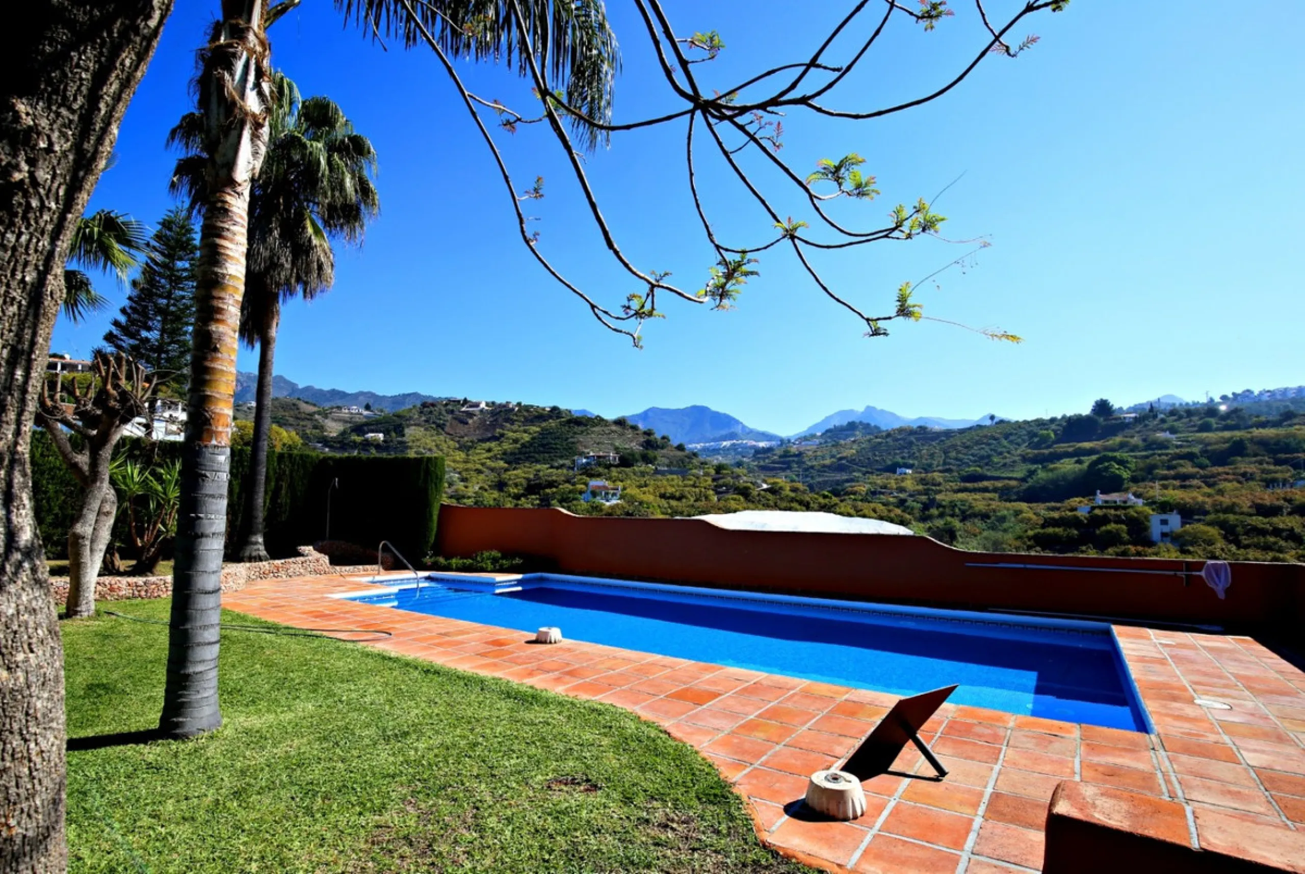 Exclusive and unique of its kind: a 16.000m2 Andalusian vacation resort with horse farm between Frigiliana and Nerja - with a built-up area of more than 1.600m2! In total, the resort has nine bedrooms, ten bathrooms and two guest toilets, spread over two 