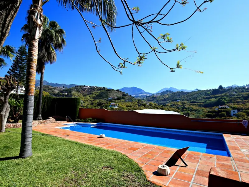 Exclusive and unique of its kind: a 16.000m2 Andalusian vacation resort with horse farm between Frigiliana and Nerja - with a built-up area of more than 1.600m2! In total, the resort has nine bedrooms, ten bathrooms and two guest toilets, spread over two 