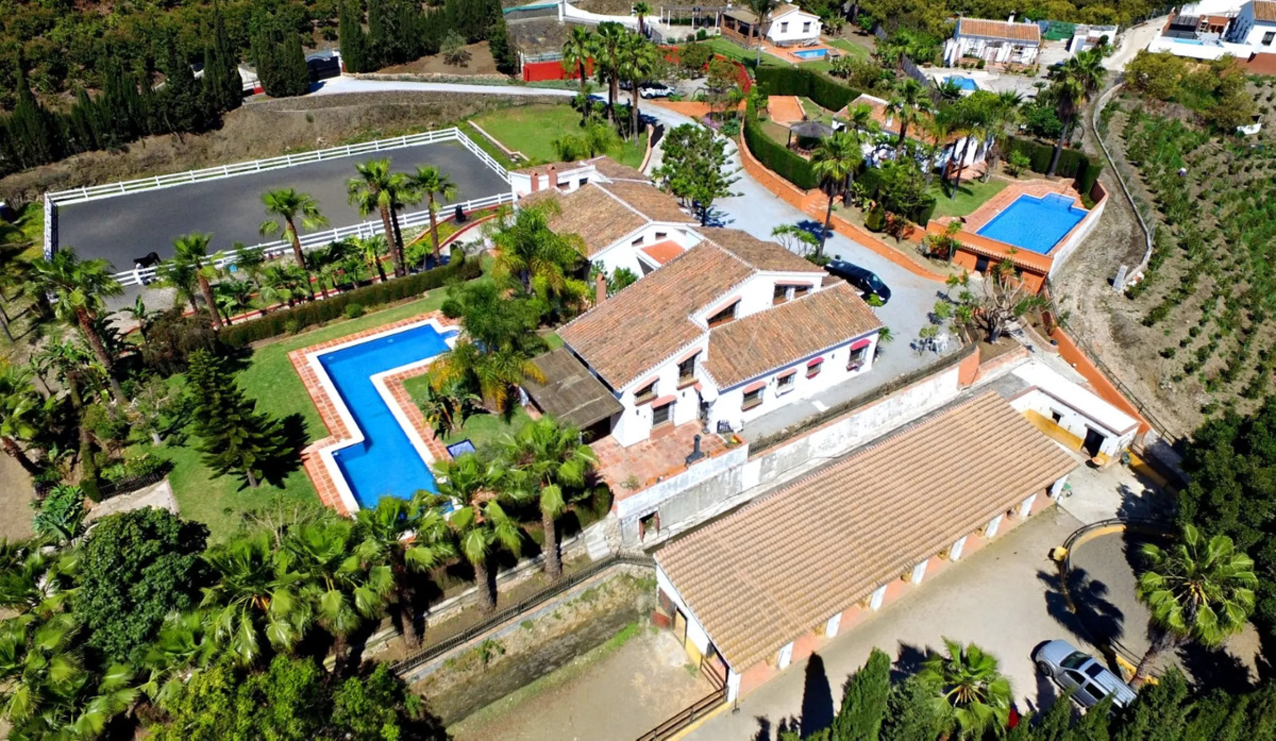 Exclusive and unique of its kind: a 16.000m2 Andalusian vacation resort with horse farm between Frigiliana and Nerja - with a built-up area of more than 1.600m2! In total, the resort has nine bedrooms, ten bathrooms and two guest toilets, spread over two 