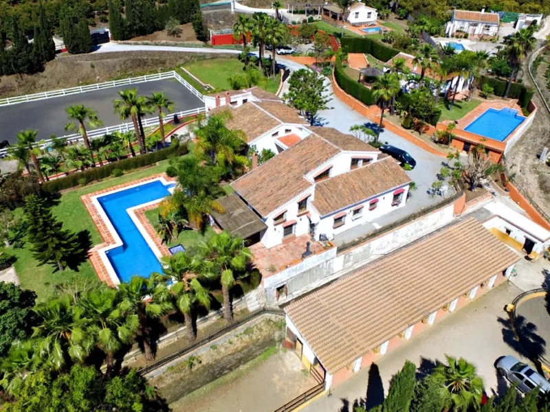 Exclusive and unique of its kind: a 16.000m2 Andalusian vacation resort with horse farm between Frigiliana and Nerja - with a built-up area of more than 1.600m2! In total, the resort has nine bedrooms, ten bathrooms and two guest toilets, spread over two 