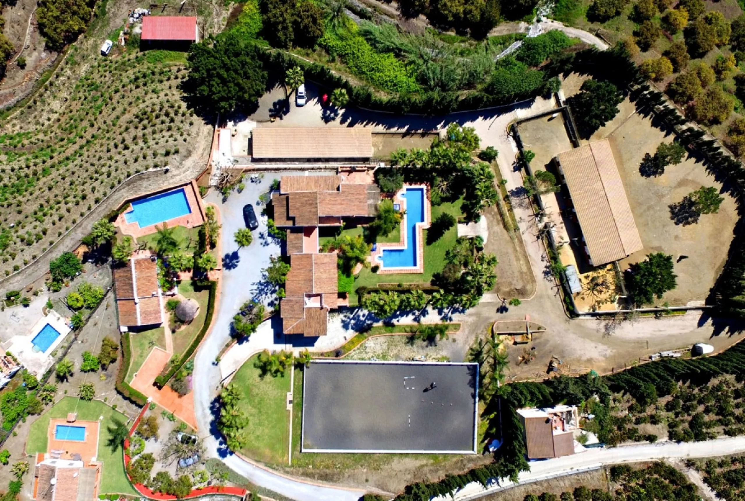 Exclusive and unique of its kind: a 16.000m2 Andalusian vacation resort with horse farm between Frigiliana and Nerja - with a built-up area of more than 1.600m2! In total, the resort has nine bedrooms, ten bathrooms and two guest toilets, spread over two 