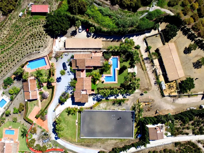 Exclusive and unique of its kind: a 16.000m2 Andalusian vacation resort with horse farm between Frigiliana and Nerja - with a built-up area of more than 1.600m2! In total, the resort has nine bedrooms, ten bathrooms and two guest toilets, spread over two 