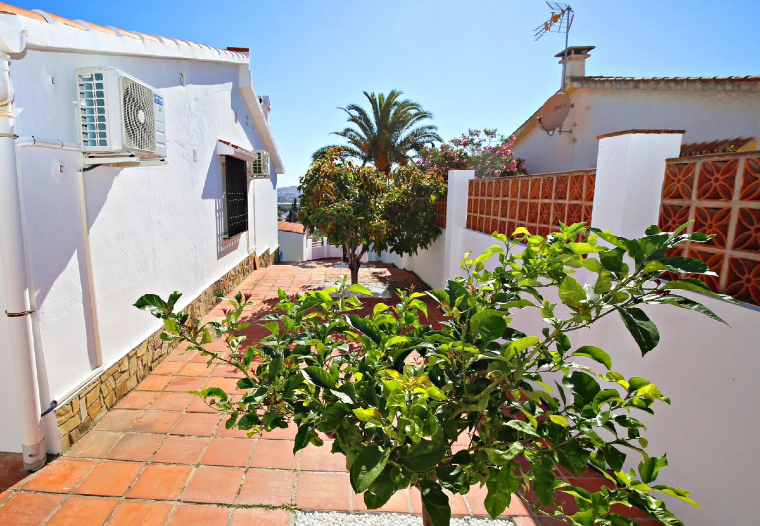 Top modern architecture, breathtaking perspectives and the unique flair of the popular port town of Caleta de Vélez, known far beyond the borders of the Costa del Sol: in this beautiful 150m2 chalet, all those features come together that make life in the 