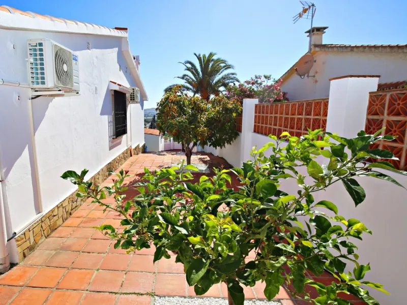 Top modern architecture, breathtaking perspectives and the unique flair of the popular port town of Caleta de Vélez, known far beyond the borders of the Costa del Sol: in this beautiful 150m2 chalet, all those features come together that make life in the 