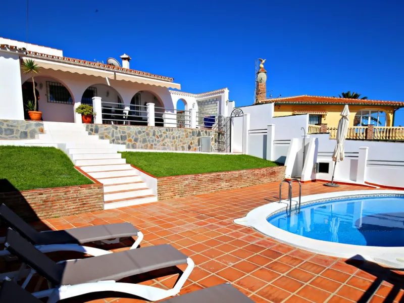 Top modern architecture, breathtaking perspectives and the unique flair of the popular port town of Caleta de Vélez, known far beyond the borders of the Costa del Sol: in this beautiful 150m2 chalet, all those features come together that make life in the 