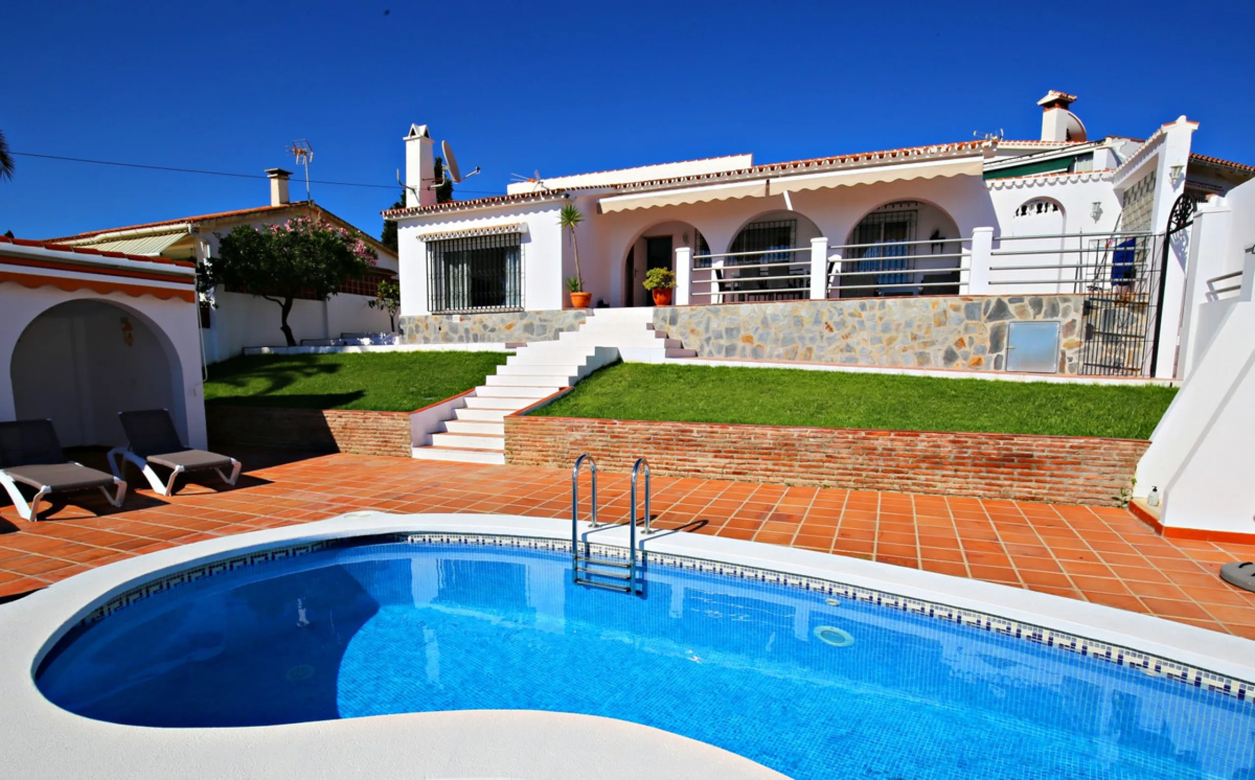 Top modern architecture, breathtaking perspectives and the unique flair of the popular port town of Caleta de Vélez, known far beyond the borders of the Costa del Sol: in this beautiful 150m2 chalet, all those features come together that make life in the 