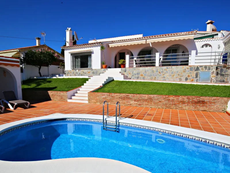 Top modern architecture, breathtaking perspectives and the unique flair of the popular port town of Caleta de Vélez, known far beyond the borders of the Costa del Sol: in this beautiful 150m2 chalet, all those features come together that make life in the 