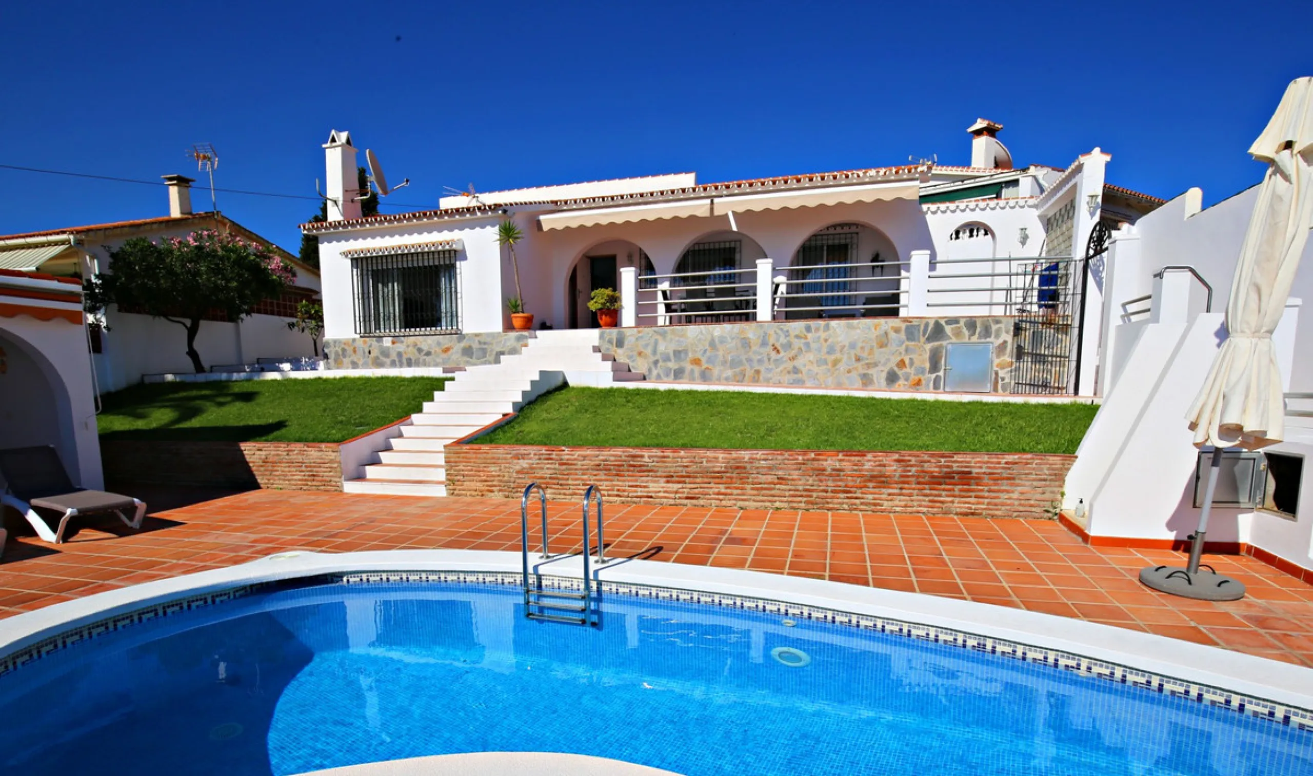 Top modern architecture, breathtaking perspectives and the unique flair of the popular port town of Caleta de Vélez, known far beyond the borders of the Costa del Sol: in this beautiful 150m2 chalet, all those features come together that make life in the 