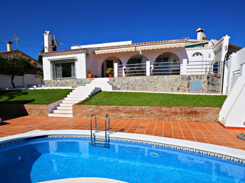 Top modern architecture, breathtaking perspectives and the unique flair of the popular port town of Caleta de Vélez, known far beyond the borders of the Costa del Sol: in this beautiful 150m2 chalet, all those features come together that make life in the 