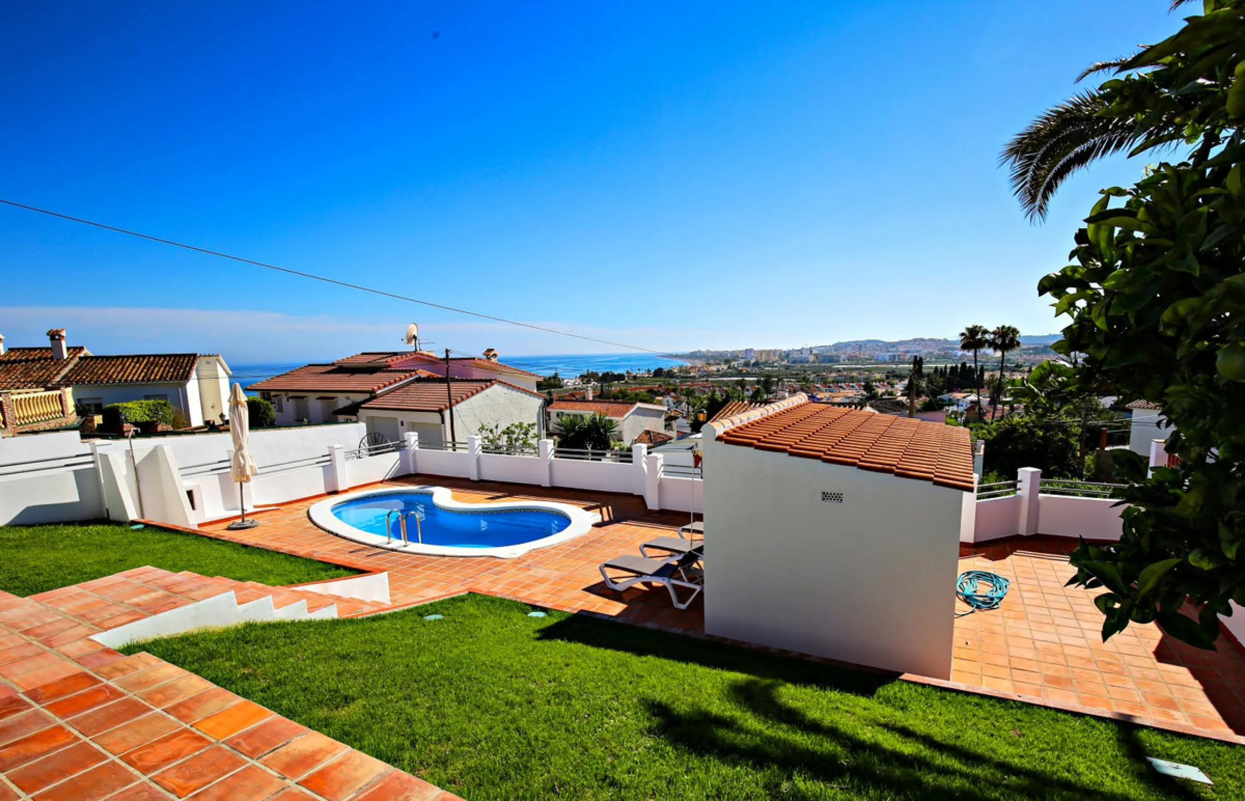 Top modern architecture, breathtaking perspectives and the unique flair of the popular port town of Caleta de Vélez, known far beyond the borders of the Costa del Sol: in this beautiful 150m2 chalet, all those features come together that make life in the 