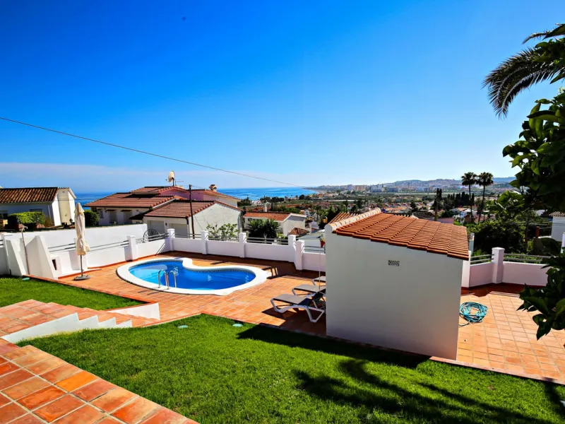 Top modern architecture, breathtaking perspectives and the unique flair of the popular port town of Caleta de Vélez, known far beyond the borders of the Costa del Sol: in this beautiful 150m2 chalet, all those features come together that make life in the 