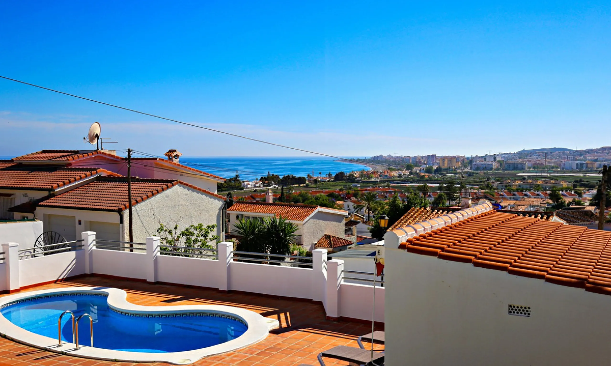 Top modern architecture, breathtaking perspectives and the unique flair of the popular port town of Caleta de Vélez, known far beyond the borders of the Costa del Sol: in this beautiful 150m2 chalet, all those features come together that make life in the 