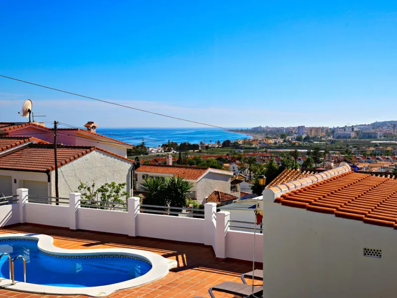 Top modern architecture, breathtaking perspectives and the unique flair of the popular port town of Caleta de Vélez, known far beyond the borders of the Costa del Sol: in this beautiful 150m2 chalet, all those features come together that make life in the 