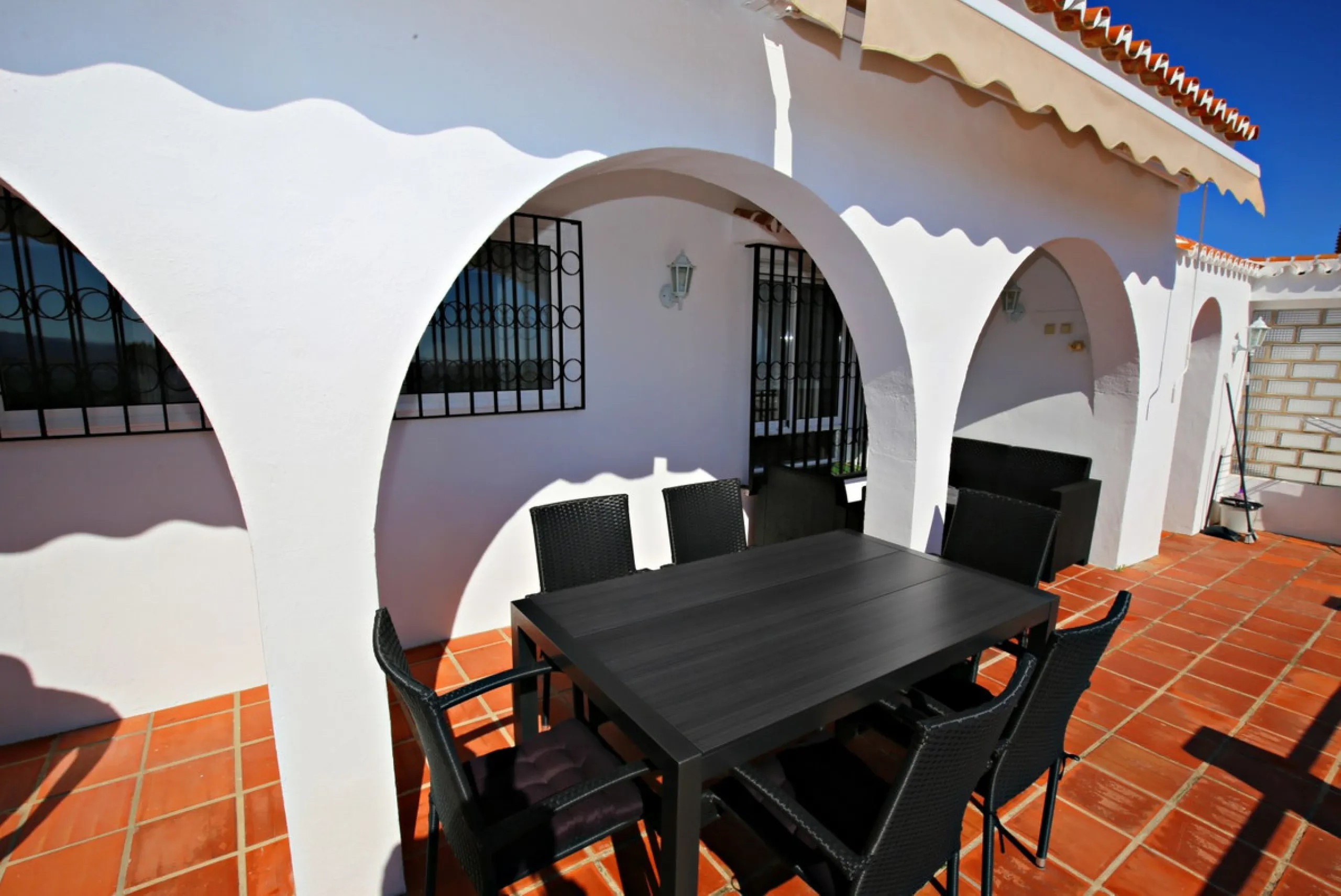 Top modern architecture, breathtaking perspectives and the unique flair of the popular port town of Caleta de Vélez, known far beyond the borders of the Costa del Sol: in this beautiful 150m2 chalet, all those features come together that make life in the 