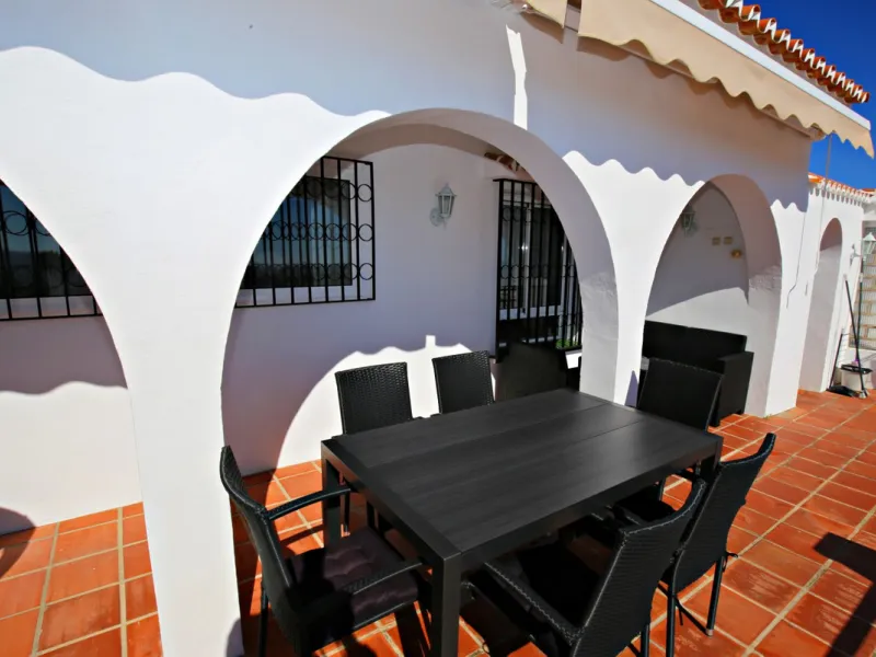 Top modern architecture, breathtaking perspectives and the unique flair of the popular port town of Caleta de Vélez, known far beyond the borders of the Costa del Sol: in this beautiful 150m2 chalet, all those features come together that make life in the 