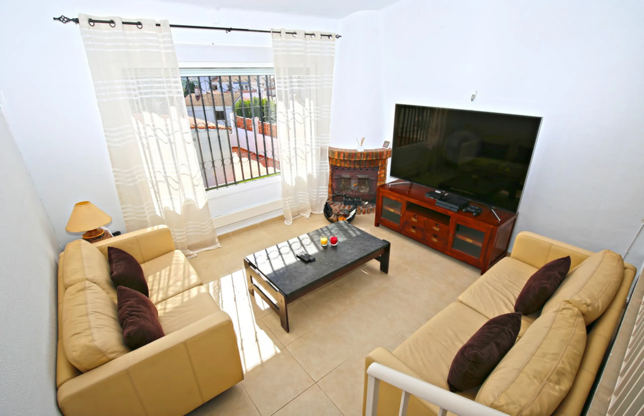 Top modern architecture, breathtaking perspectives and the unique flair of the popular port town of Caleta de Vélez, known far beyond the borders of the Costa del Sol: in this beautiful 150m2 chalet, all those features come together that make life in the 