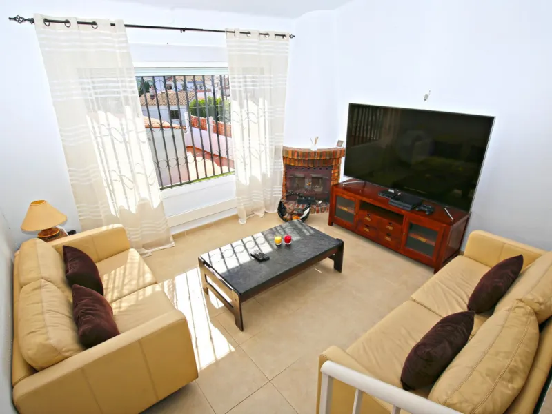 Top modern architecture, breathtaking perspectives and the unique flair of the popular port town of Caleta de Vélez, known far beyond the borders of the Costa del Sol: in this beautiful 150m2 chalet, all those features come together that make life in the 