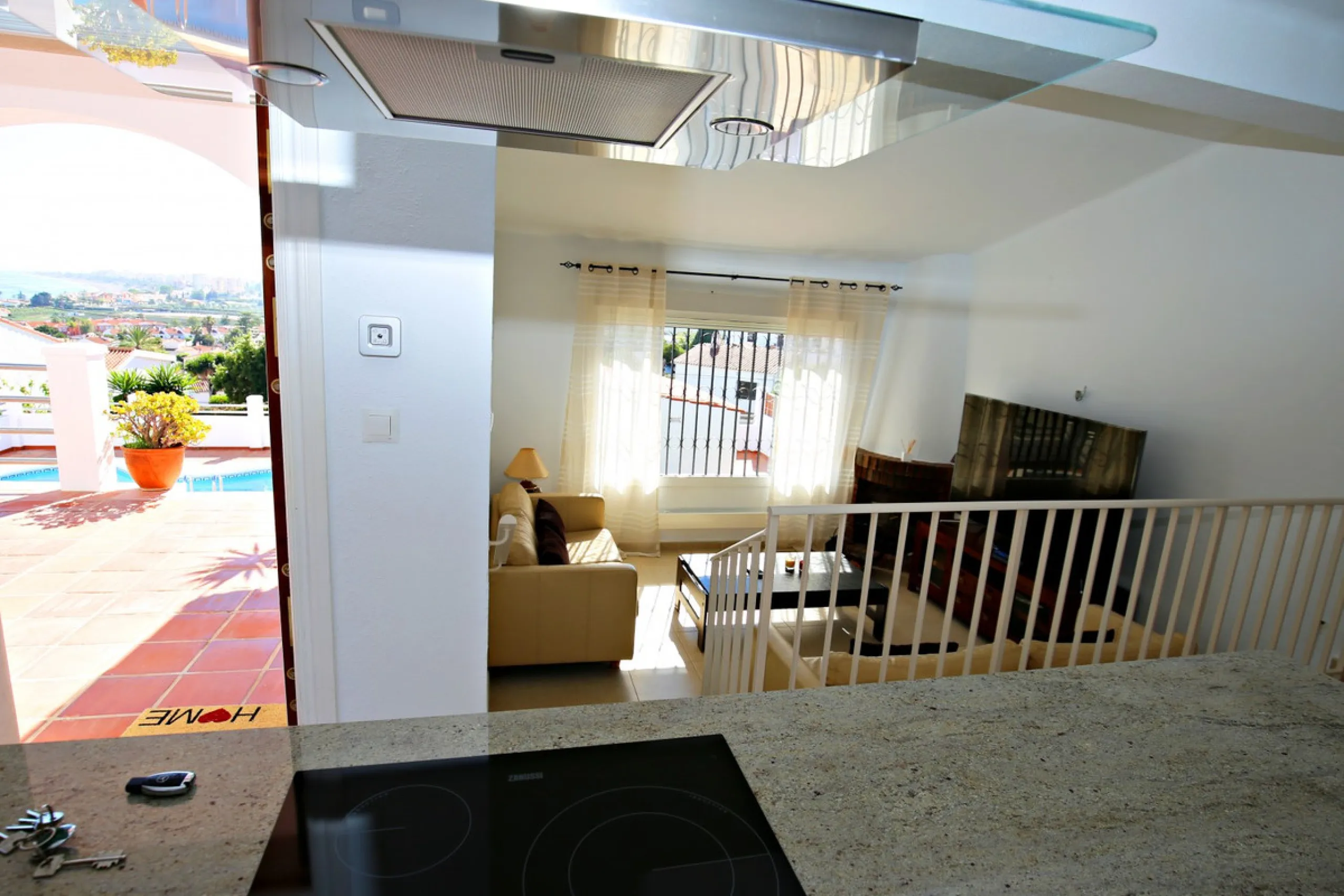 Top modern architecture, breathtaking perspectives and the unique flair of the popular port town of Caleta de Vélez, known far beyond the borders of the Costa del Sol: in this beautiful 150m2 chalet, all those features come together that make life in the 