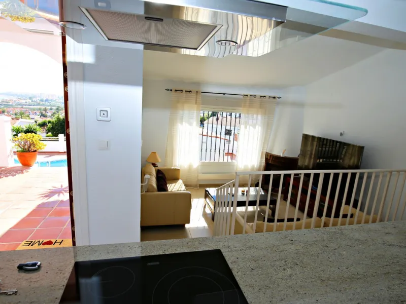 Top modern architecture, breathtaking perspectives and the unique flair of the popular port town of Caleta de Vélez, known far beyond the borders of the Costa del Sol: in this beautiful 150m2 chalet, all those features come together that make life in the 