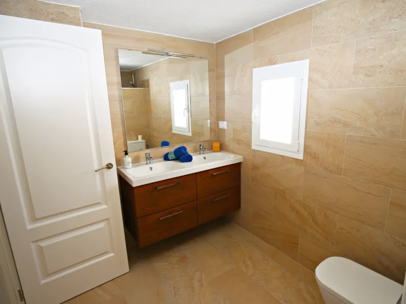 Top modern architecture, breathtaking perspectives and the unique flair of the popular port town of Caleta de Vélez, known far beyond the borders of the Costa del Sol: in this beautiful 150m2 chalet, all those features come together that make life in the 
