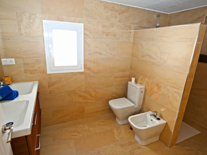 Top modern architecture, breathtaking perspectives and the unique flair of the popular port town of Caleta de Vélez, known far beyond the borders of the Costa del Sol: in this beautiful 150m2 chalet, all those features come together that make life in the 