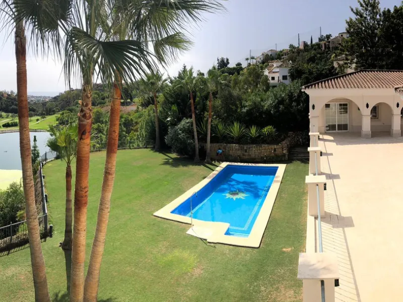 Impresive Luxury Frontline Golf Villa in Los Arqueros
