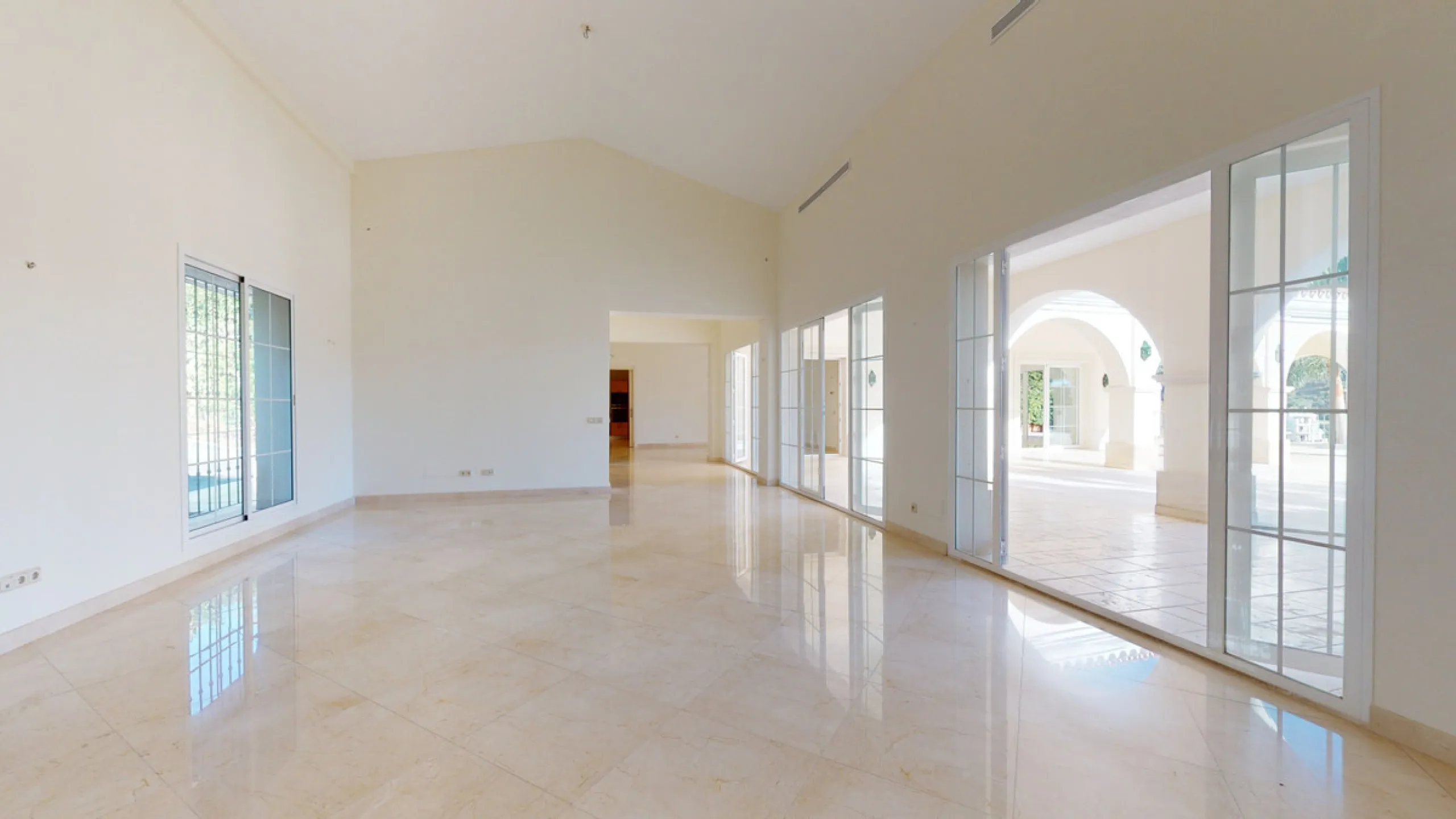Impresive Luxury Frontline Golf Villa in Los Arqueros