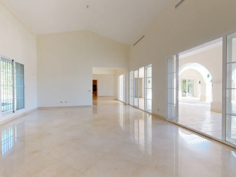 Impresive Luxury Frontline Golf Villa in Los Arqueros