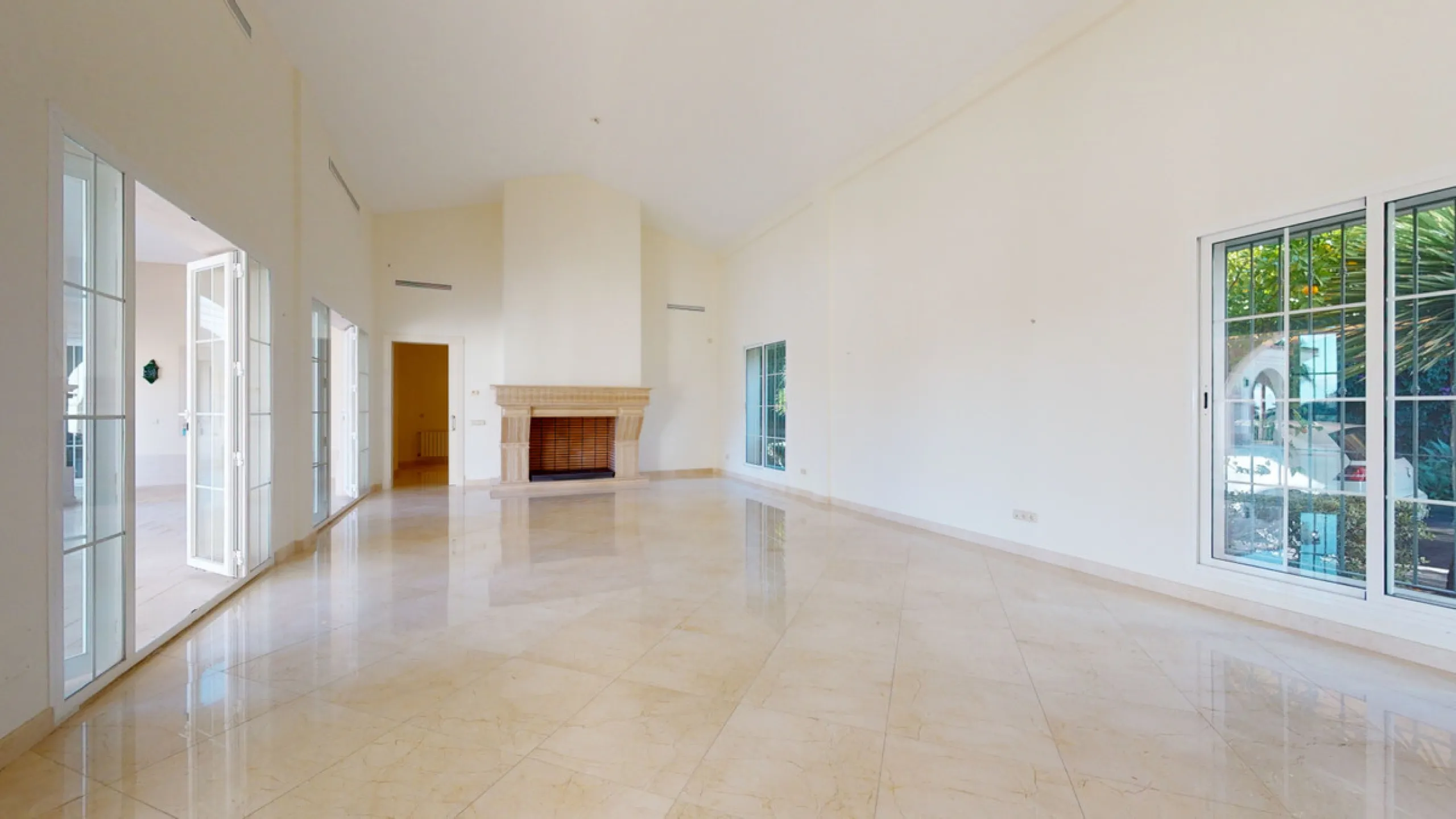 Impresive Luxury Frontline Golf Villa in Los Arqueros