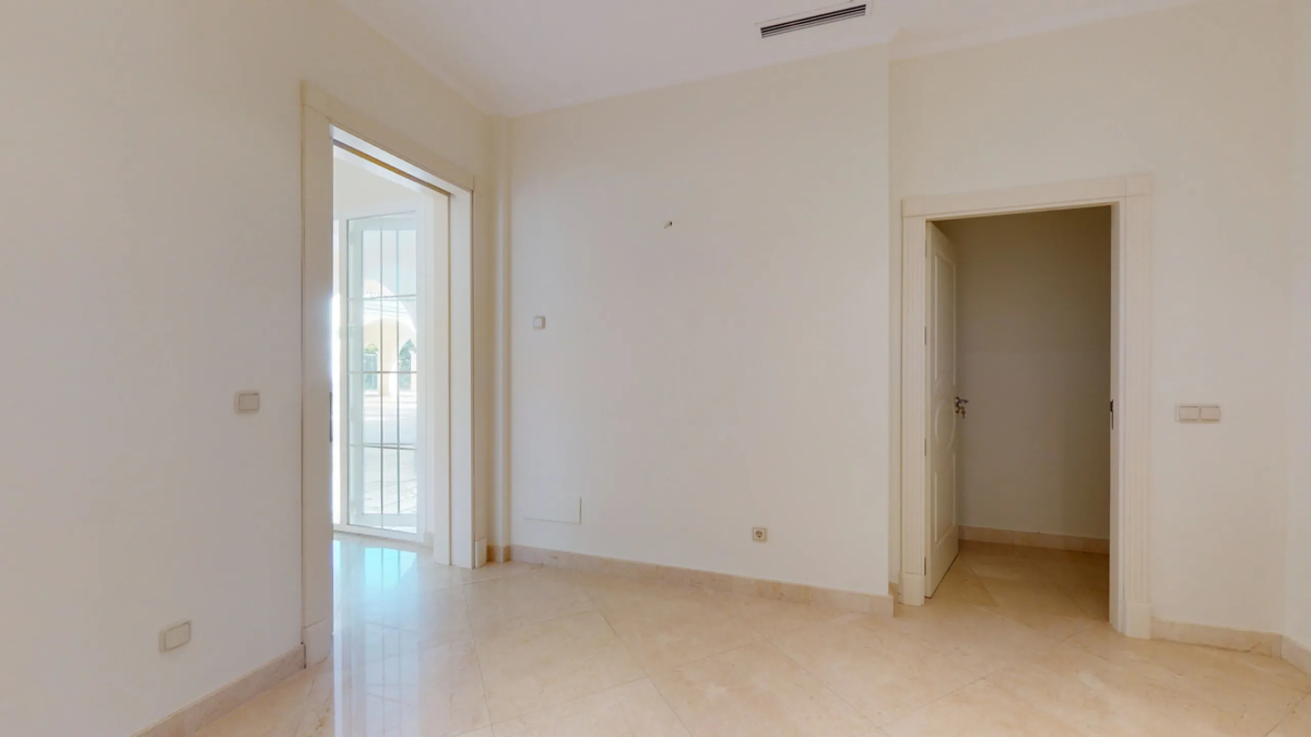 Impresive Luxury Frontline Golf Villa in Los Arqueros