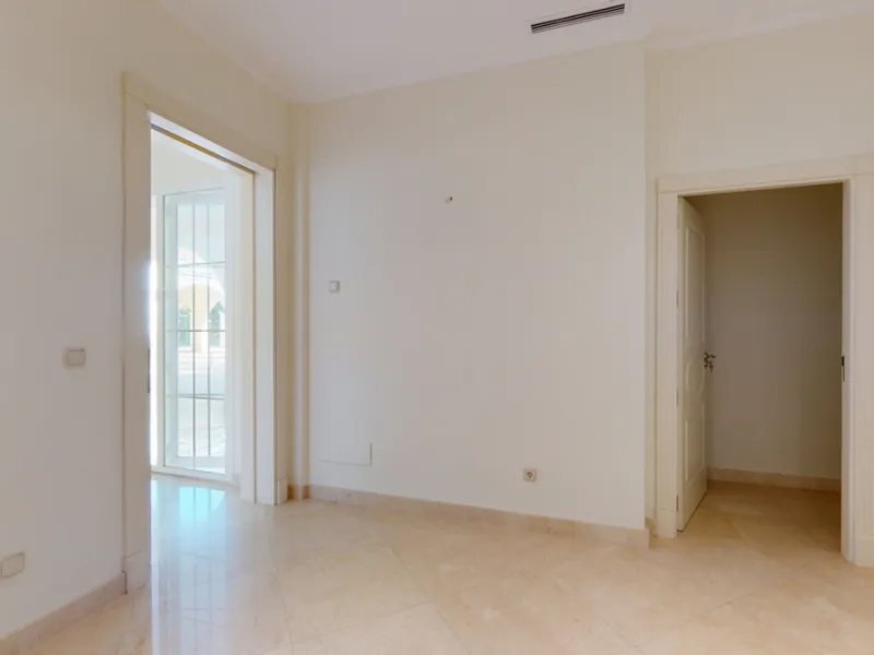 Impresive Luxury Frontline Golf Villa in Los Arqueros