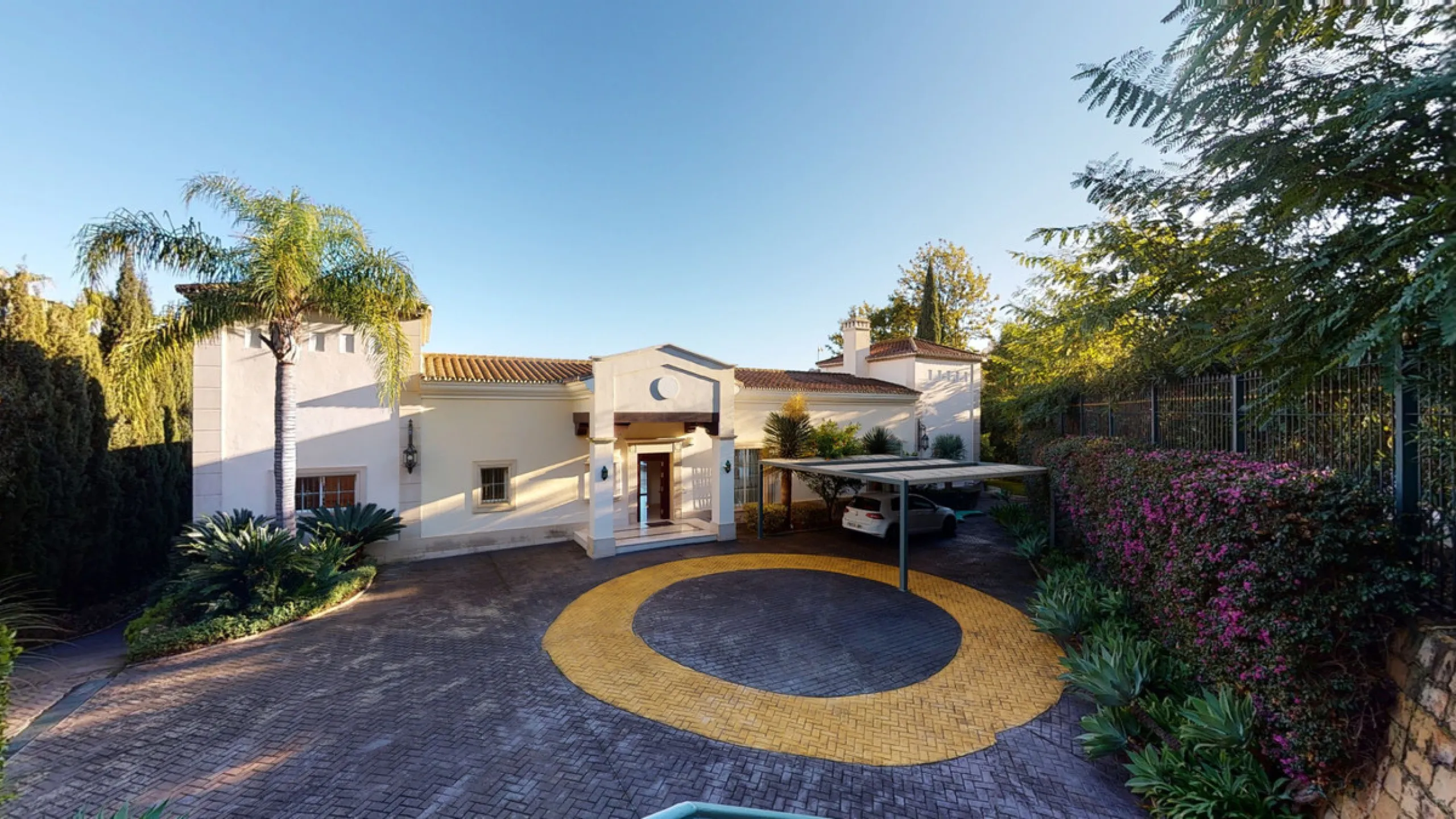 Impresive Luxury Frontline Golf Villa in Los Arqueros