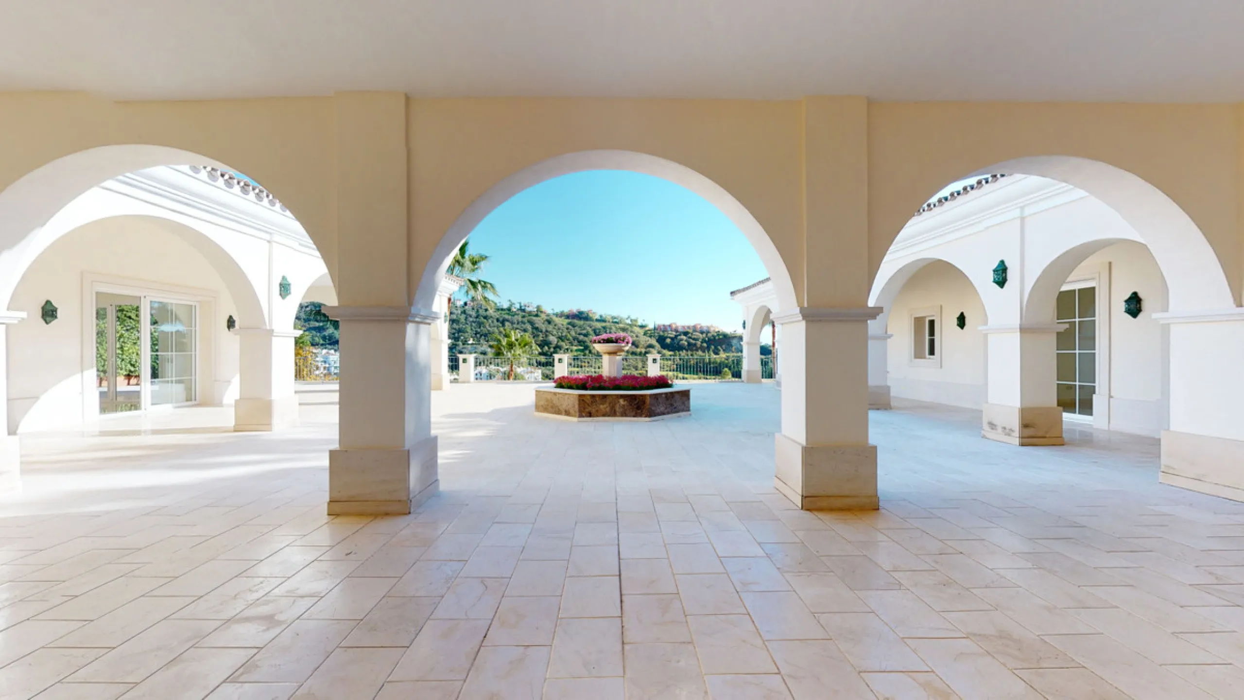 Impresive Luxury Frontline Golf Villa in Los Arqueros