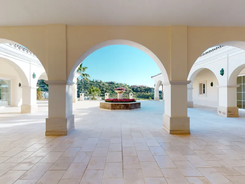 Impresive Luxury Frontline Golf Villa in Los Arqueros