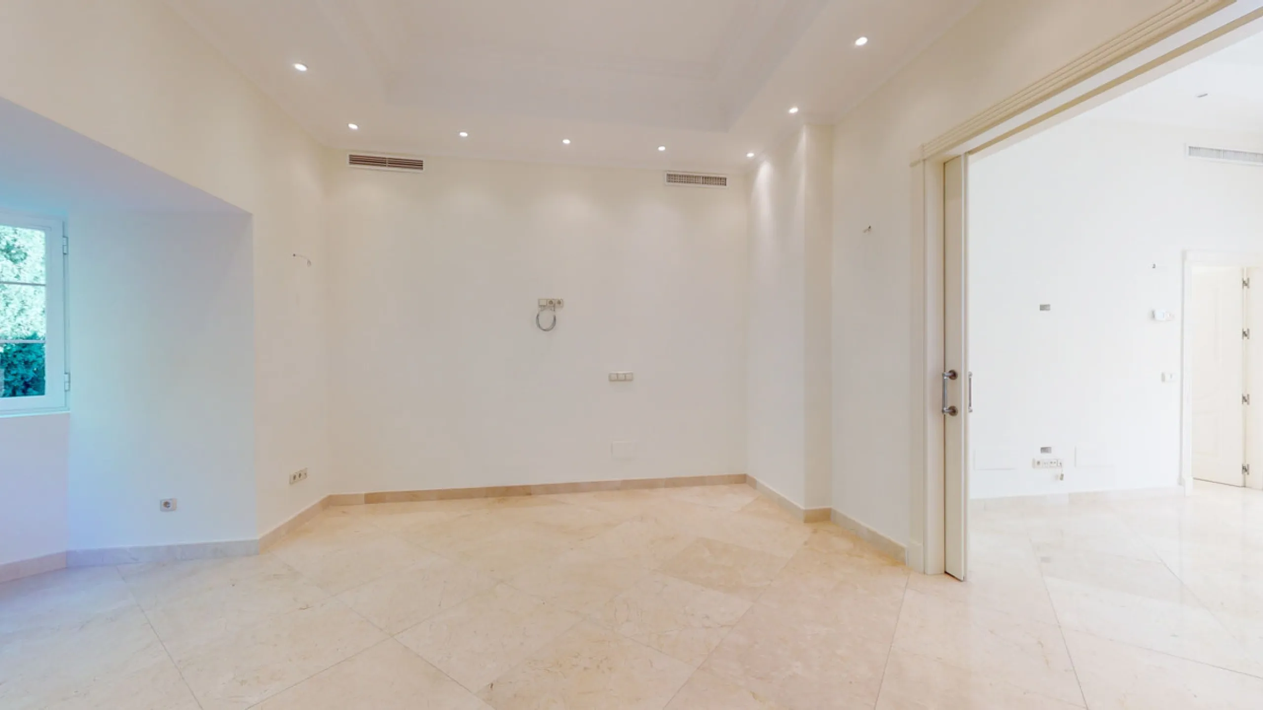 Impresive Luxury Frontline Golf Villa in Los Arqueros