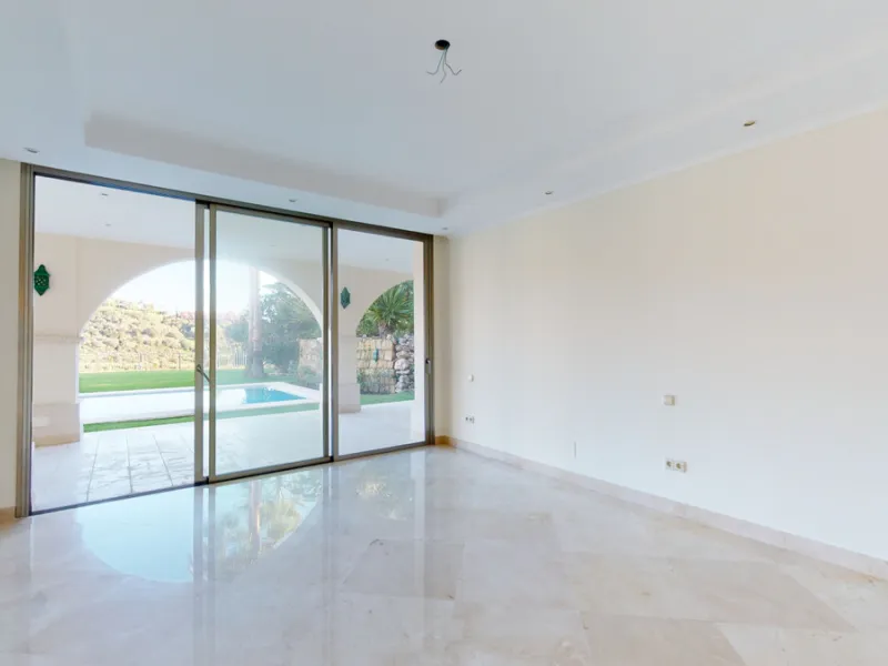 Impresive Luxury Frontline Golf Villa in Los Arqueros