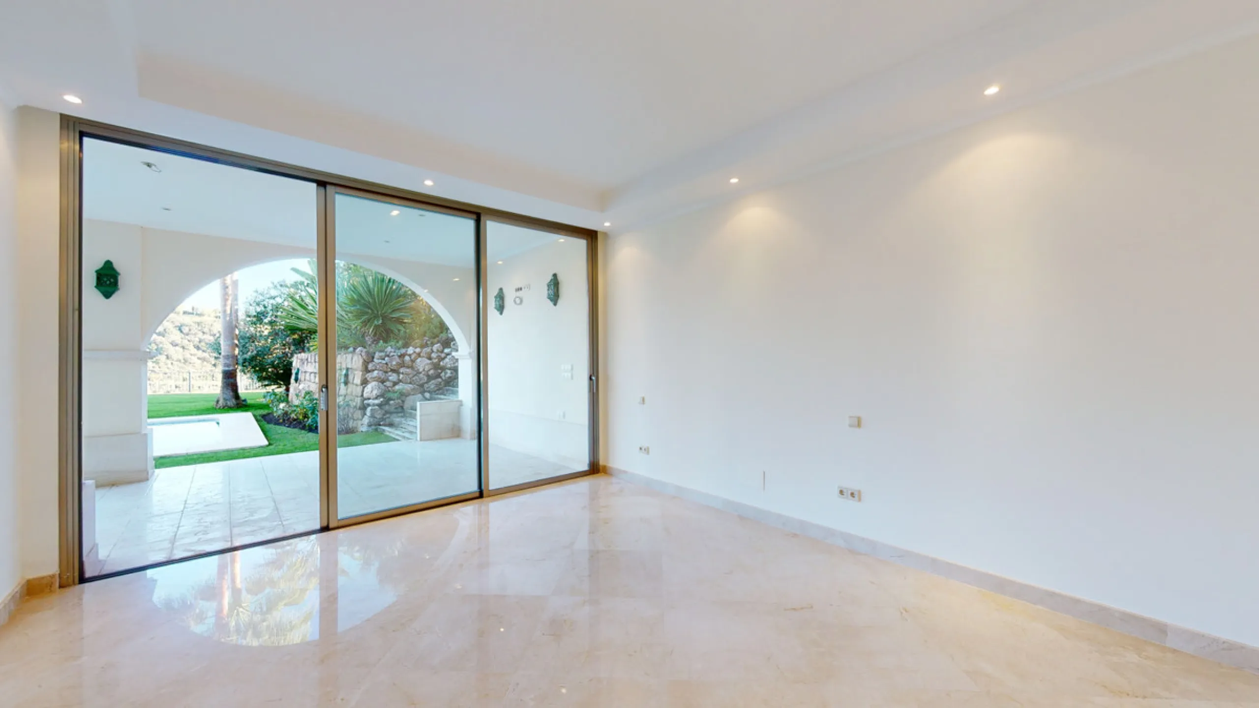 Impresive Luxury Frontline Golf Villa in Los Arqueros