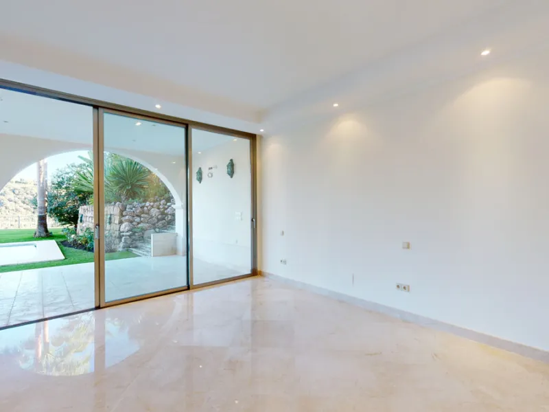 Impresive Luxury Frontline Golf Villa in Los Arqueros
