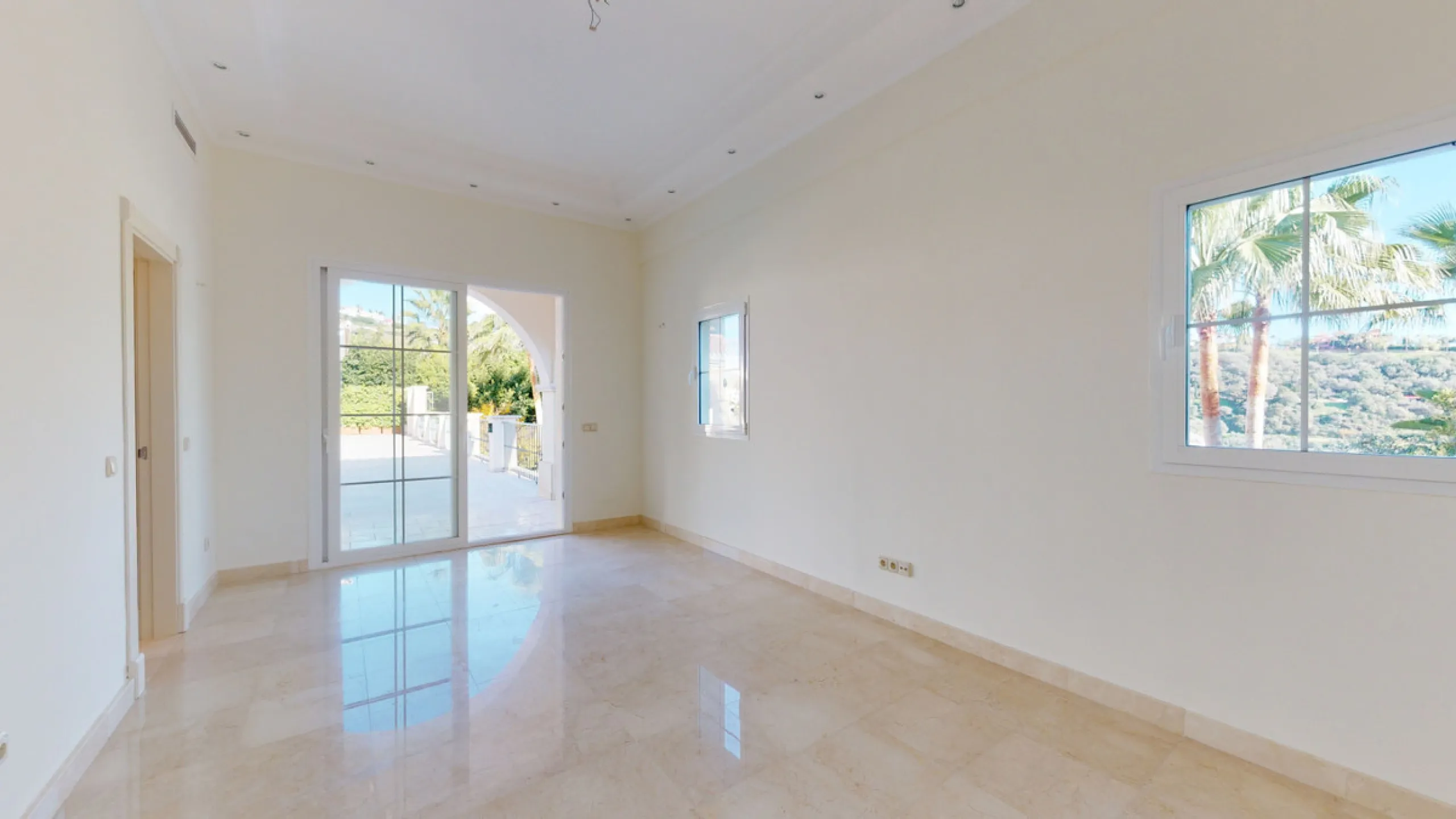 Impresive Luxury Frontline Golf Villa in Los Arqueros
