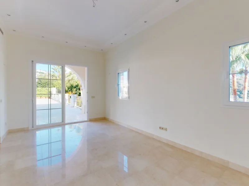 Impresive Luxury Frontline Golf Villa in Los Arqueros