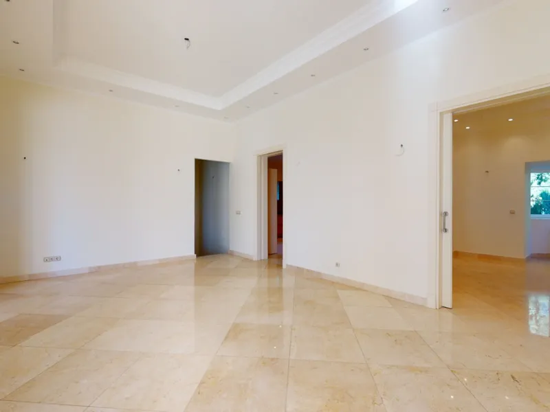 Impresive Luxury Frontline Golf Villa in Los Arqueros