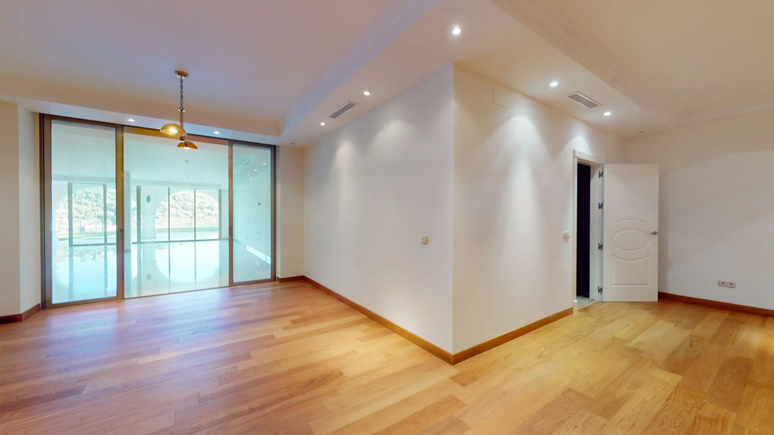 Impresive Luxury Frontline Golf Villa in Los Arqueros