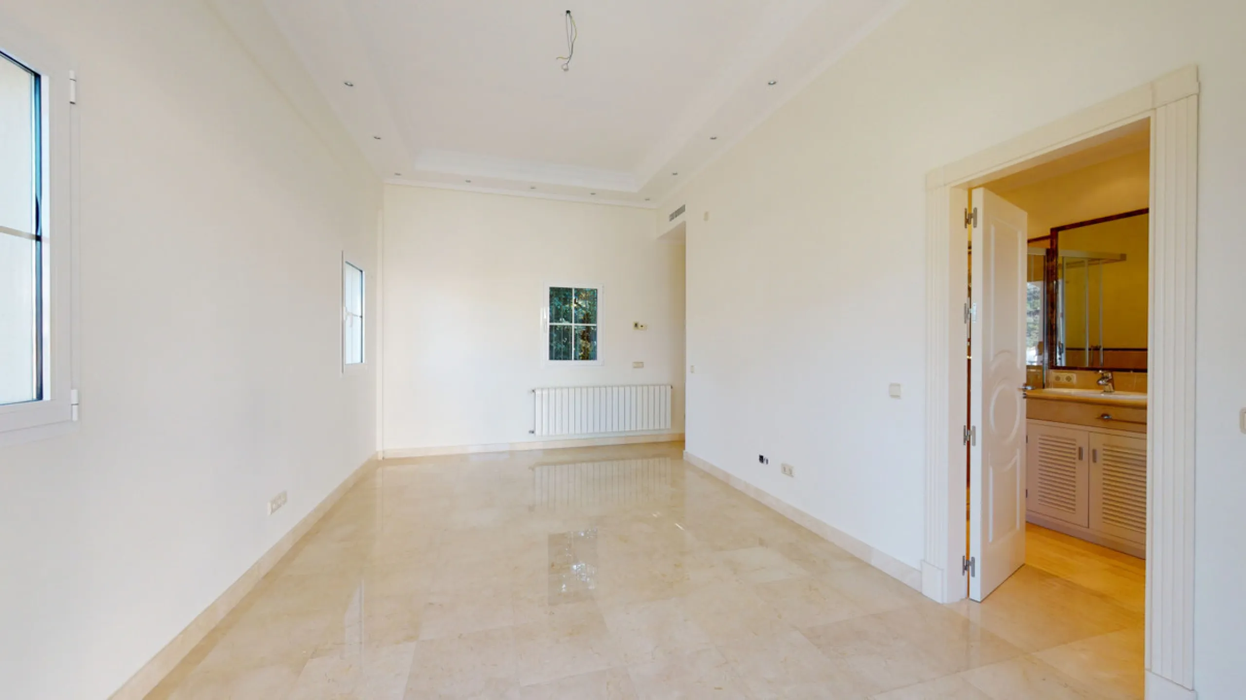 Impresive Luxury Frontline Golf Villa in Los Arqueros