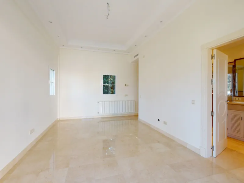 Impresive Luxury Frontline Golf Villa in Los Arqueros