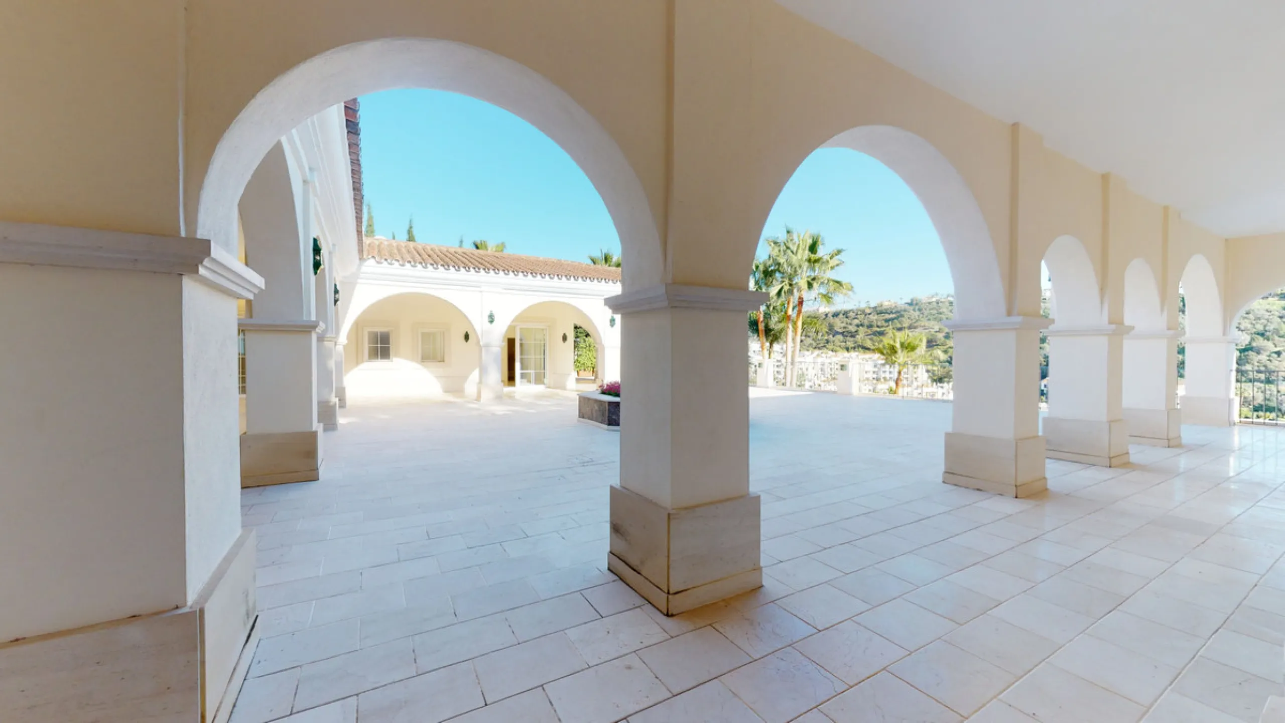 Impresive Luxury Frontline Golf Villa in Los Arqueros